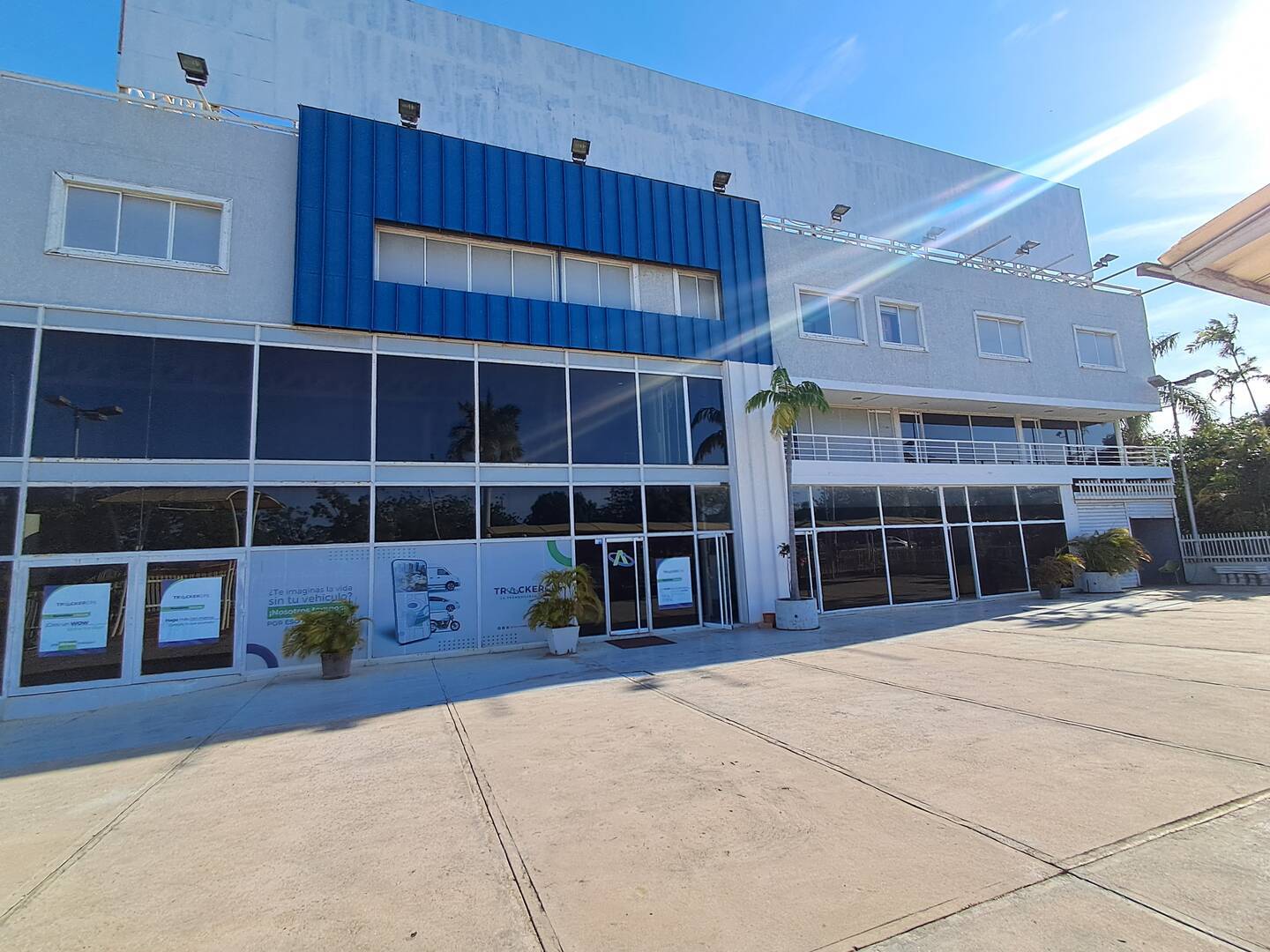 Edificio comercial Coviauto ubicado en Circunvalac - 2