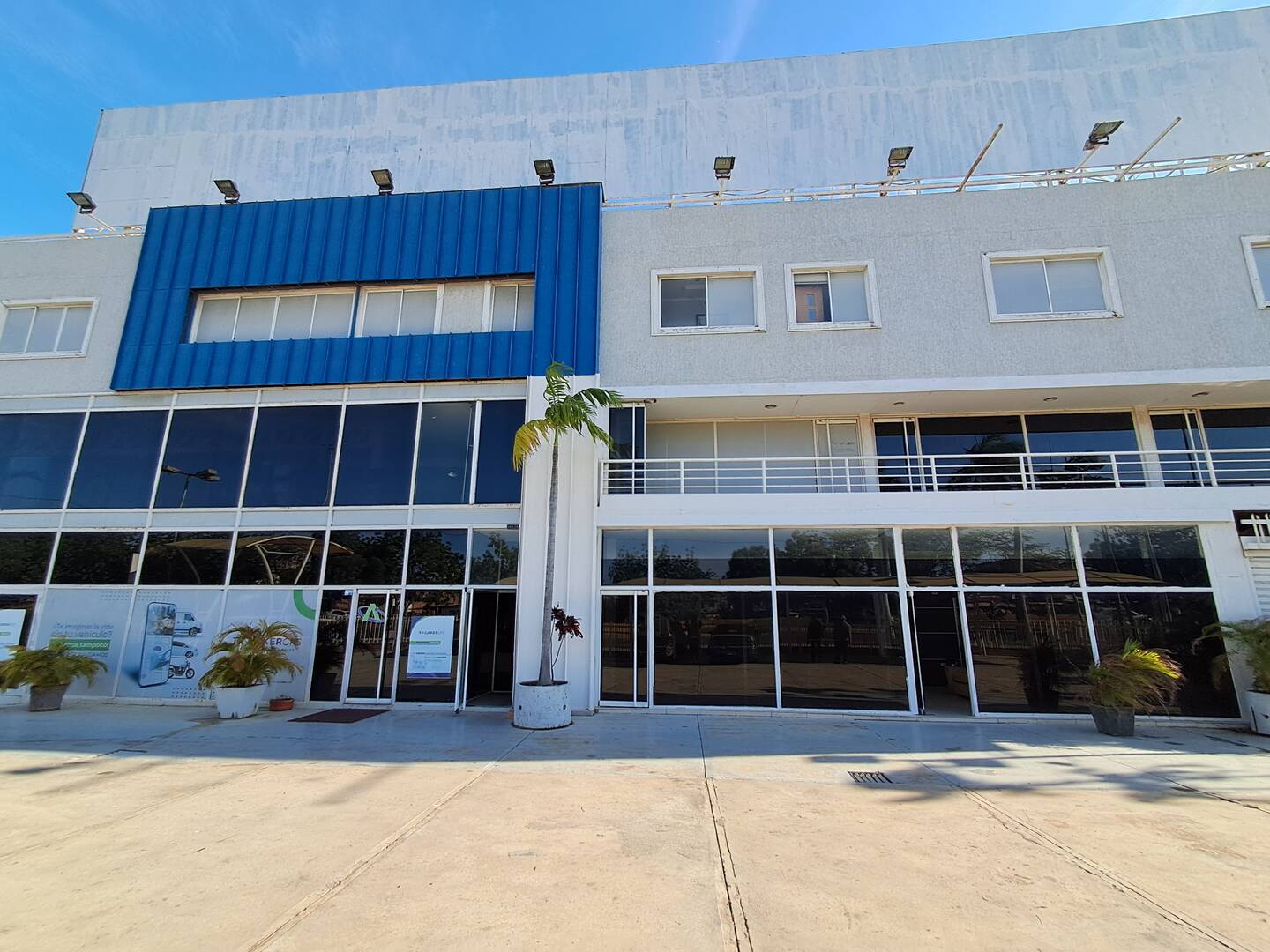 Edificio comercial Coviauto ubicado en Circunvalac - 3