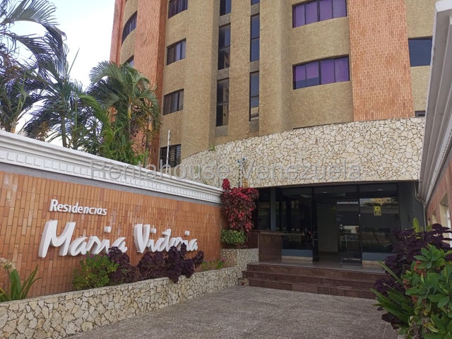 : Apartamento
Dormitorios: 3
Total Banos: 4
Mts2: - Principal