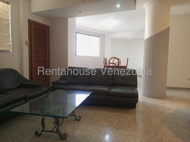 : Apartamento
Dormitorios: 3
Total Banos: 4
Mts2: - 2