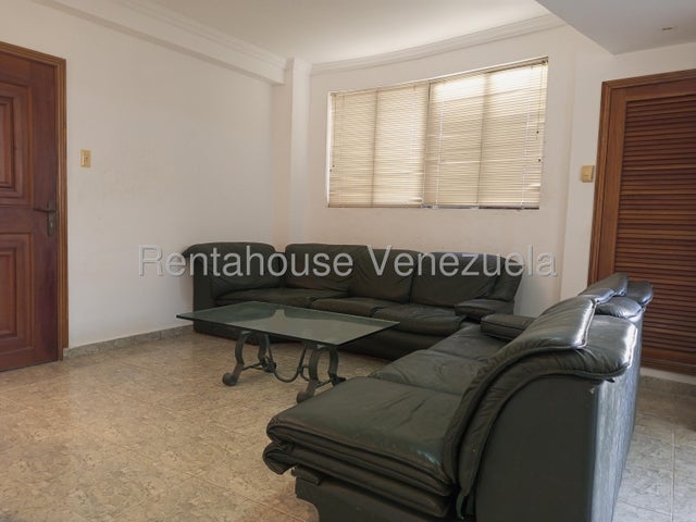 : Apartamento
Dormitorios: 3
Total Banos: 4
Mts2: - 3