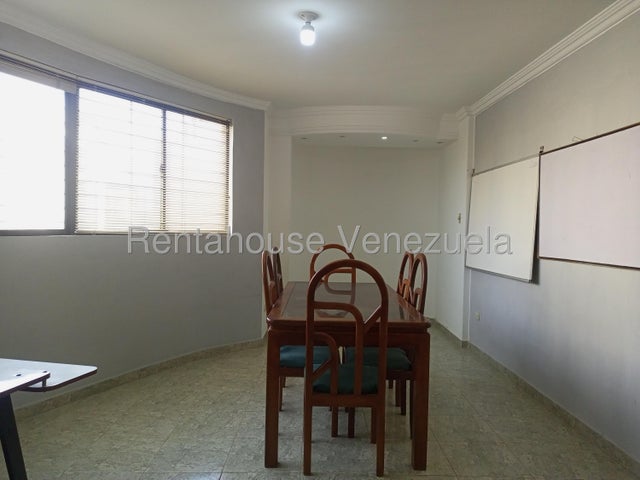 : Apartamento
Dormitorios: 3
Total Banos: 4
Mts2: - 4