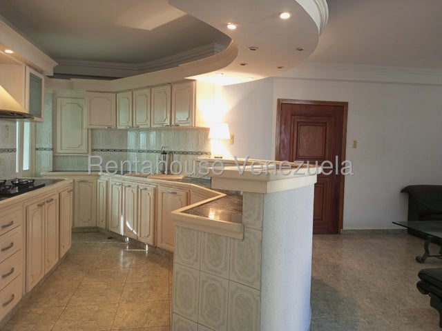 : Apartamento
Dormitorios: 3
Total Banos: 4
Mts2: - 5