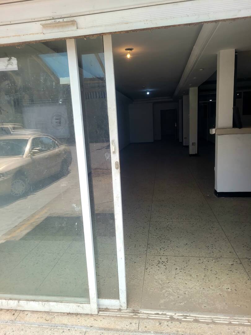 Local comercial de 213 M2 en alquiler en Avenida L - 2