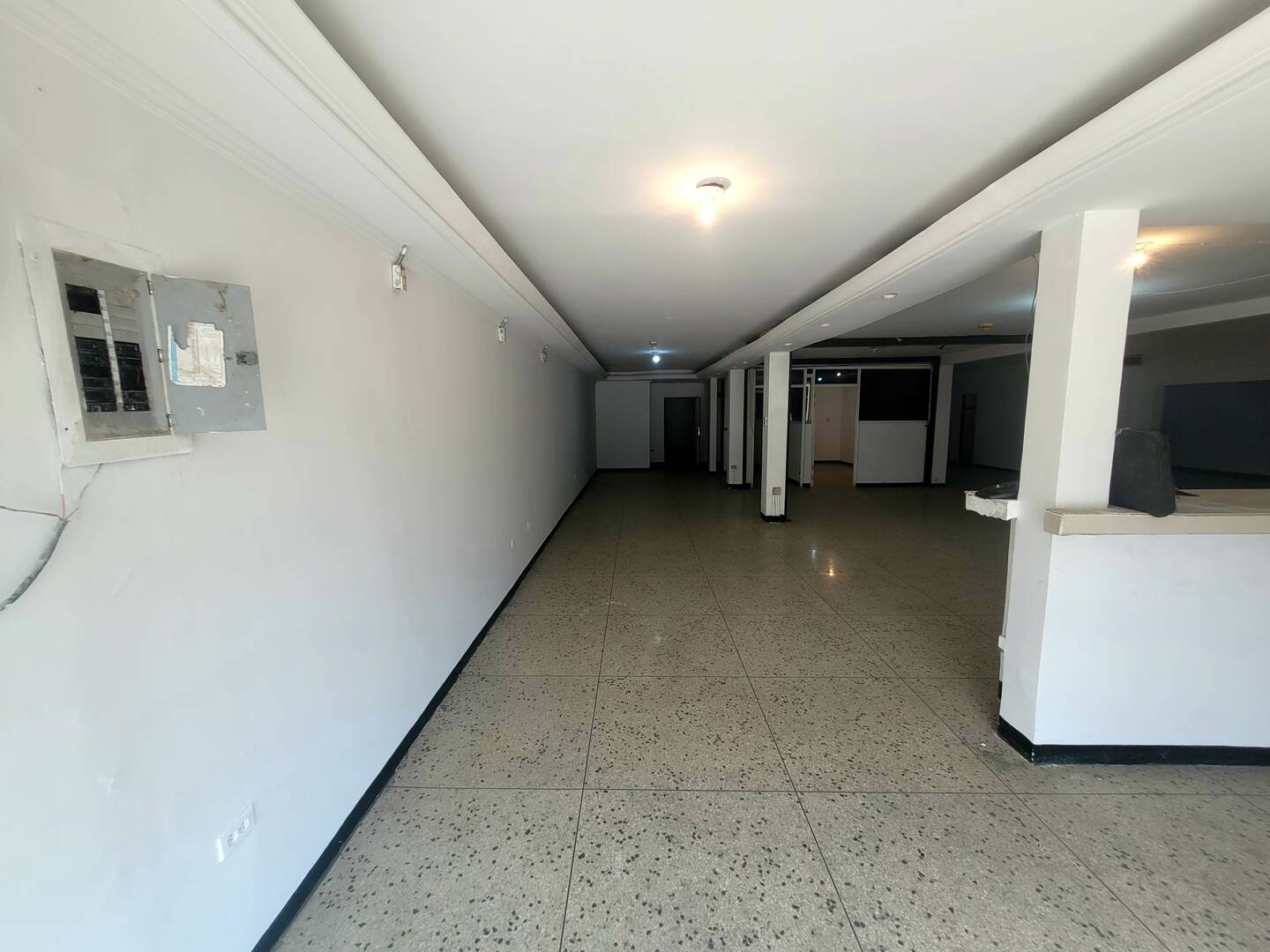 Local comercial de 213 M2 en alquiler en Avenida L - 5